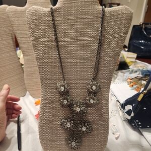Necklace Elegant Silver Tone Floral